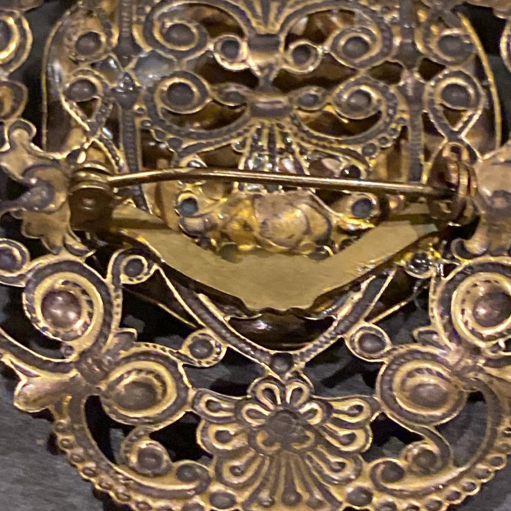 Joseff Of Hollywood Unsigned Cameo Brooch. Antique GoldTone and WhiteCelluloid. - Picture 8 of 8
